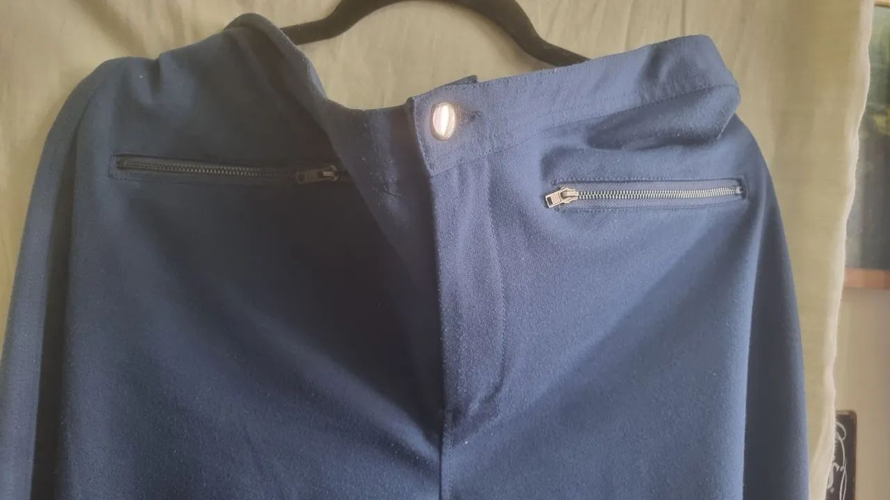 Calça azul com detalhes e elegância