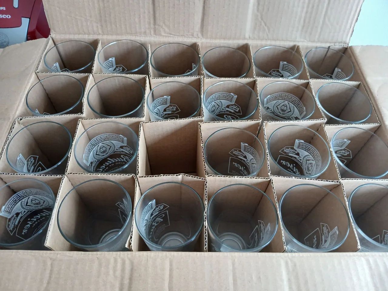 Caixa com 24 copos cerveja novos
