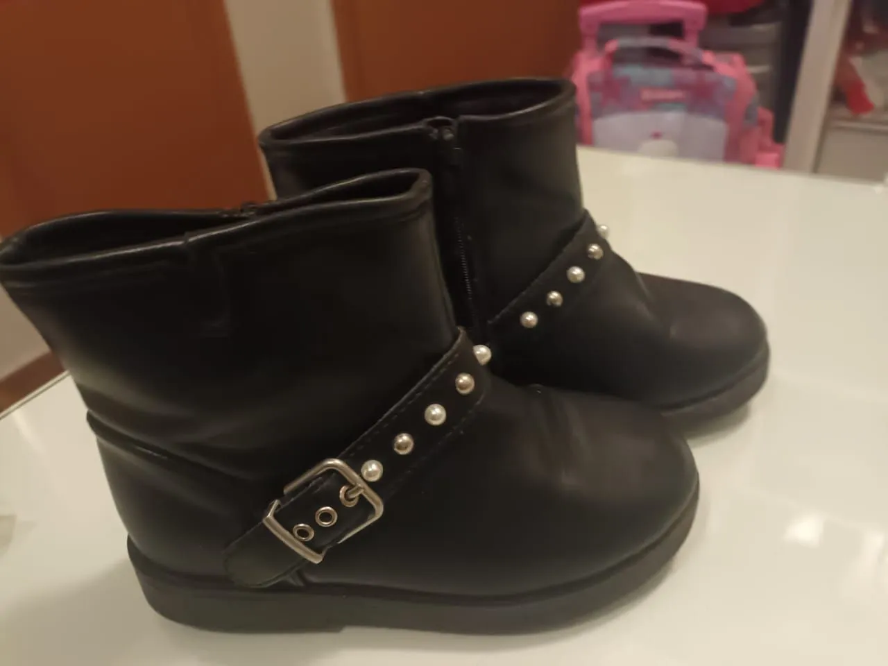 Botas infantis pretas com detalhes