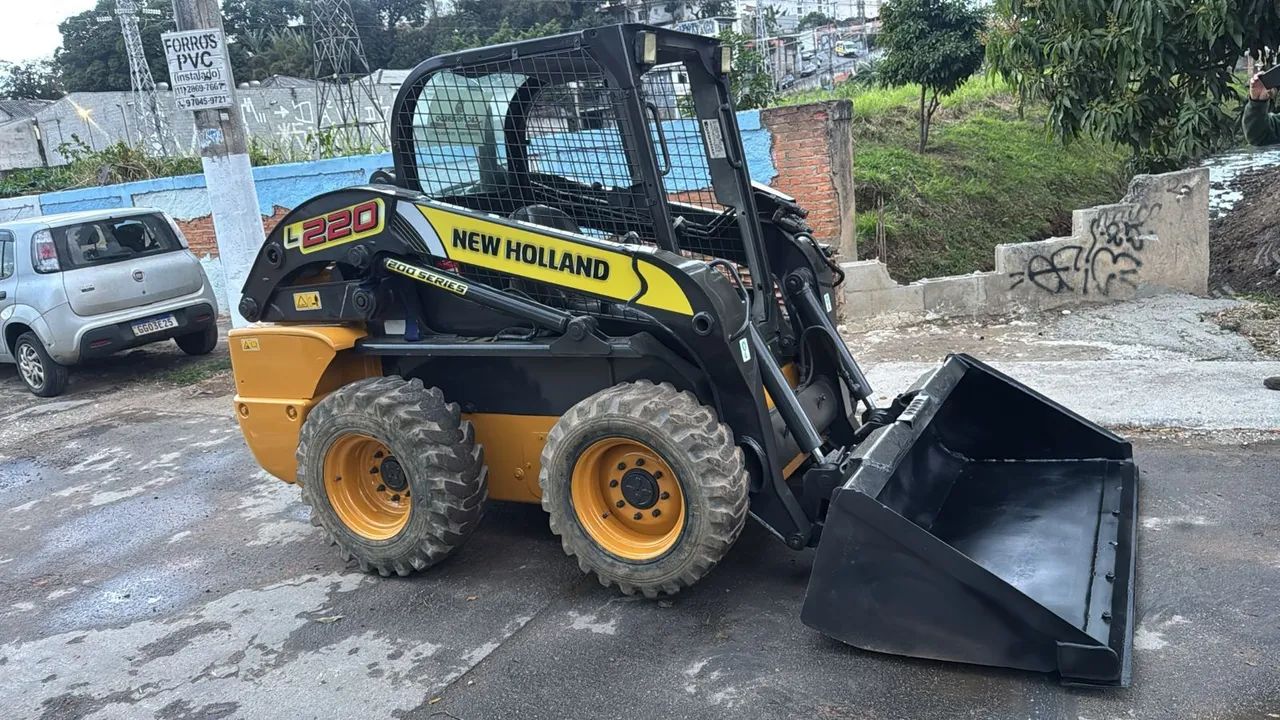 Mini Carregadeira New Holland L220 - Foto 4