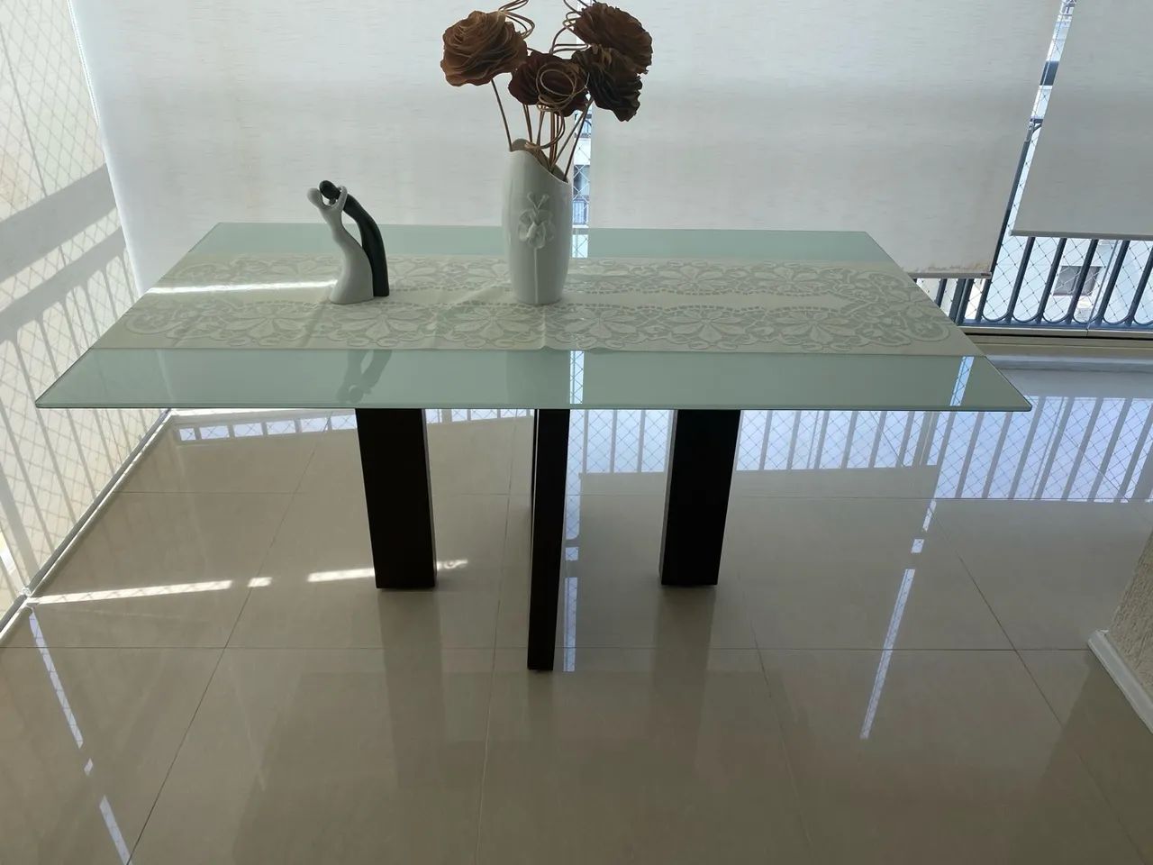 Mesa com tampo de vidro sem cadeiras  - Foto 2