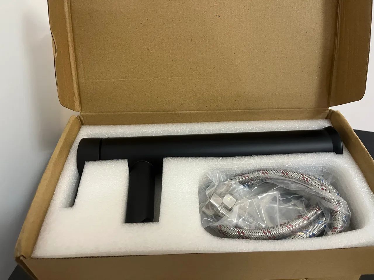 Torneira para Banheiro Misturador Monocomando preta - nova na caixa - Foto 2
