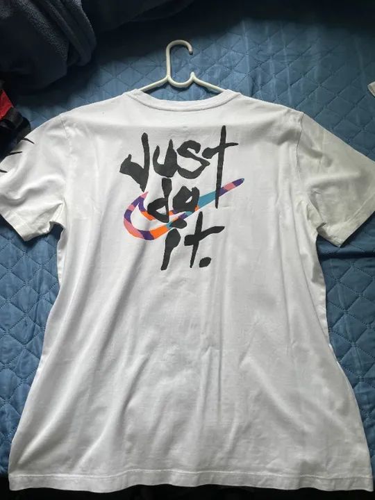 camisa branca com estampa nas costas