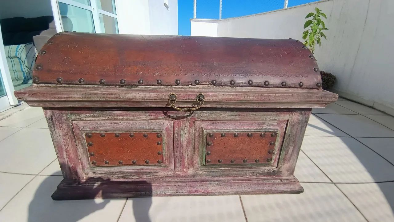 Baú de Madeira com Detalhes em Couro