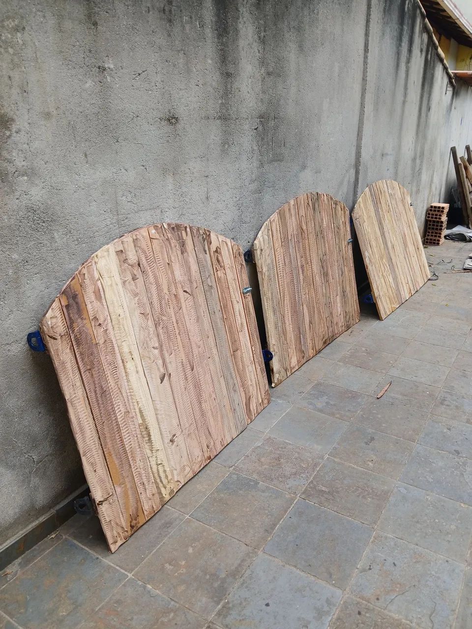 Portõezinhos de madeira.