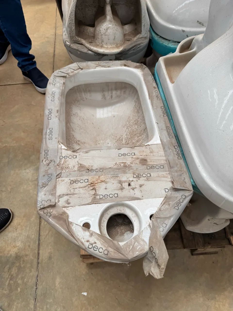 Deca toilets with built-in tank64311184513027123