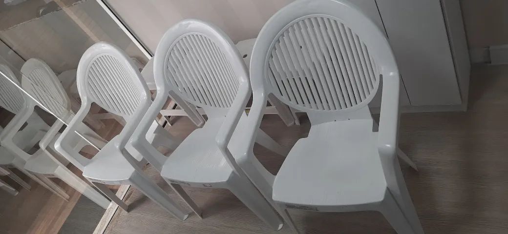 6 Cadeiras / Poltronas e 4 banquetas empilháveis de plástico Premium - Foto 3