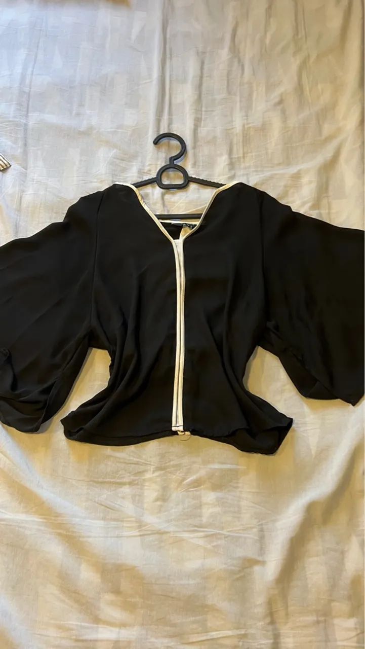 Blusa morcego preta com detalhes em branco - Foto 3