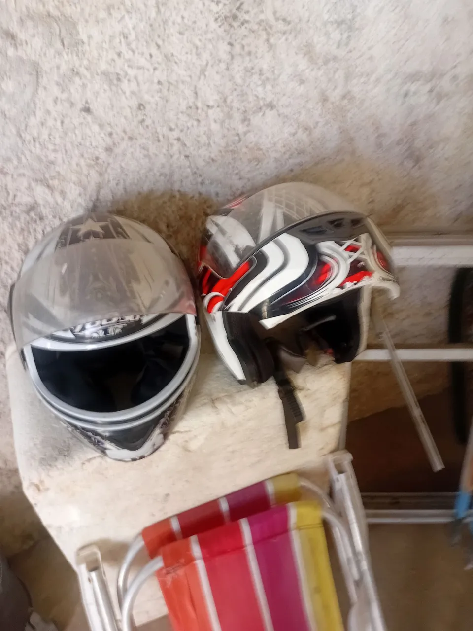 2 capacetes semi novos