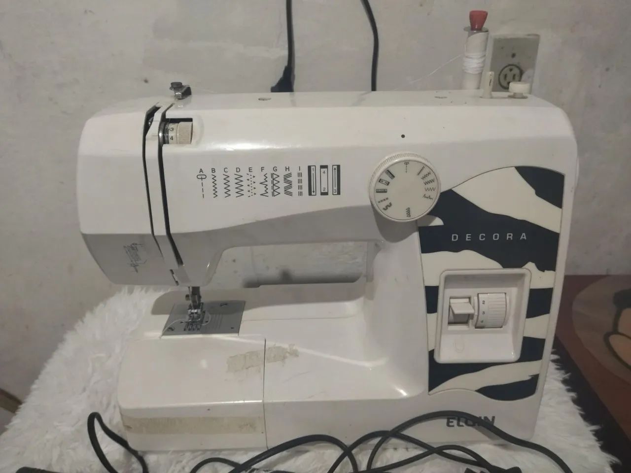 Máquina de costura grande funcionando 64341169246595121