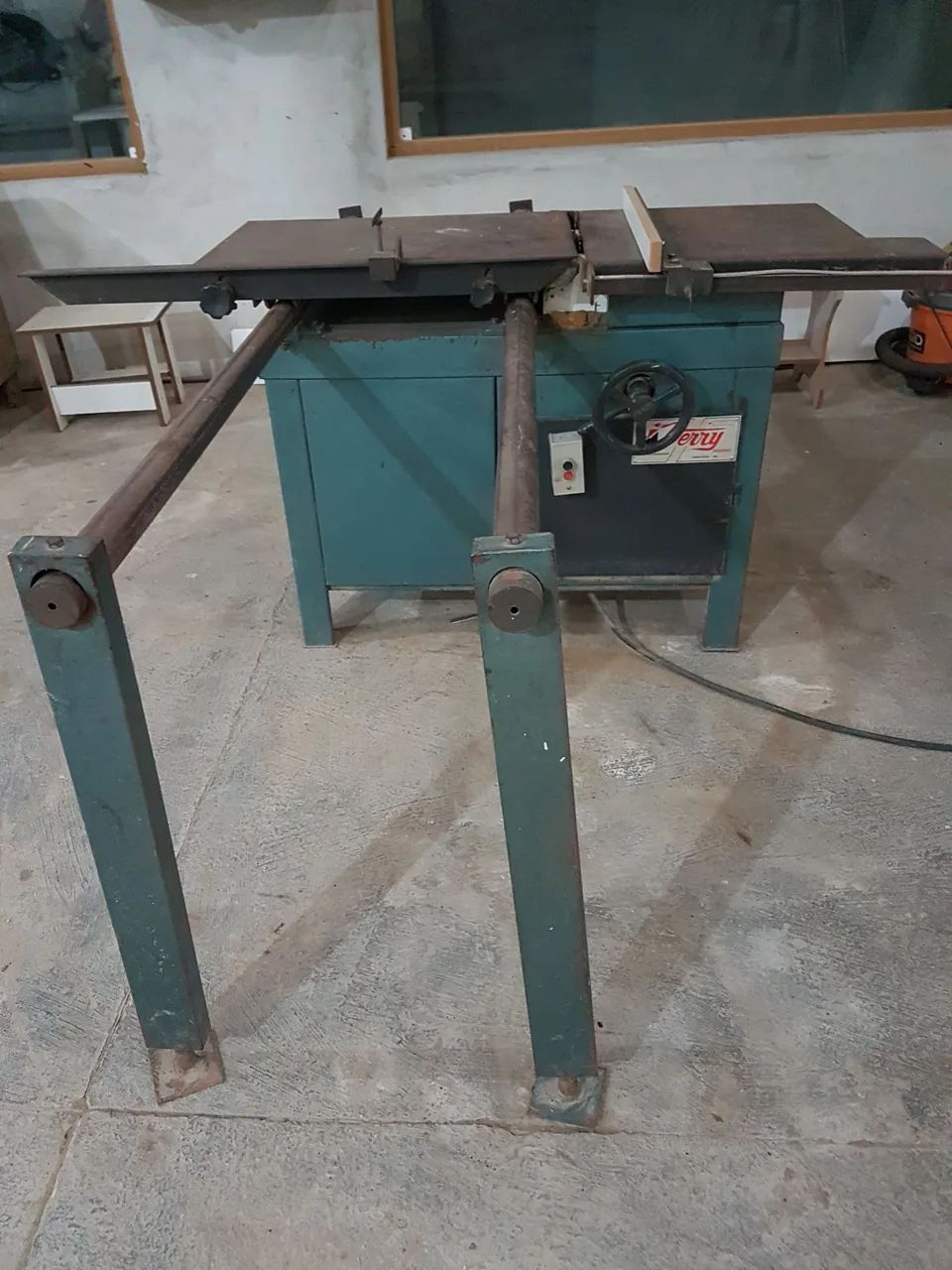 Esquadrejadeira Verry Hobby Corte Reto, 220V,  Motor Trifásico  3CV Metalcorte. 