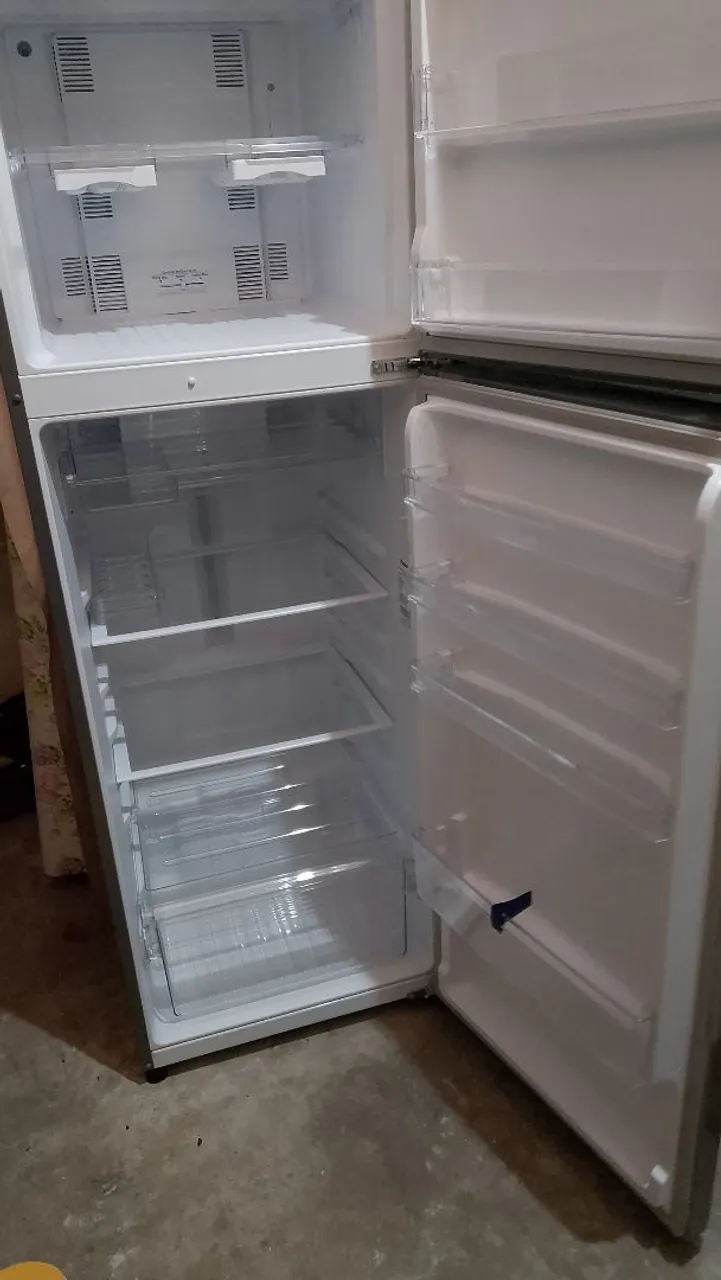 Geladeira Frost Free com Prateleiras Ajustáveis