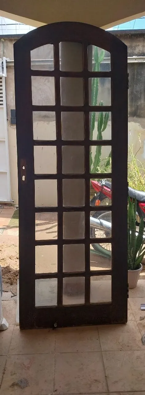 Porta de madeira com vidro para área externa