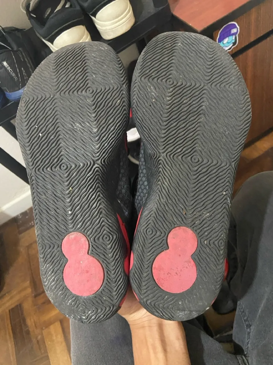 Dois Tênis Nike de basquete- preto e vermelho, quase não usado