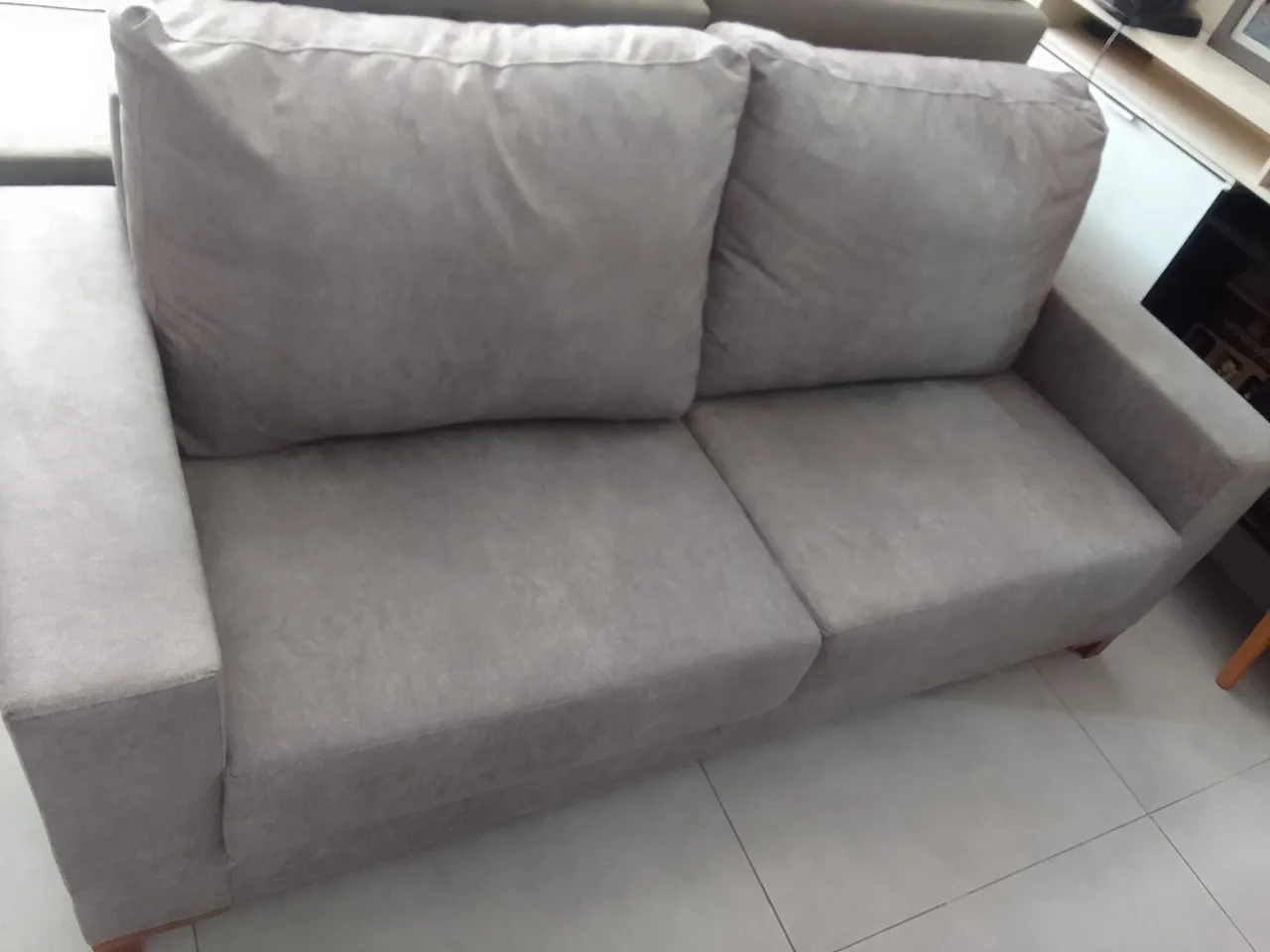 Sofá 2 Lugares Cinza Claro Confortável e Elegante