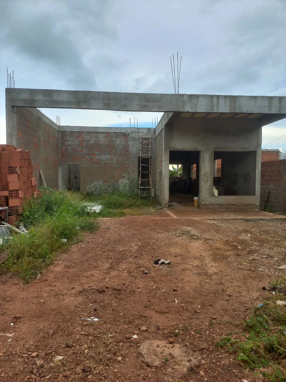 Vendo um sobrado em construção 200 mil