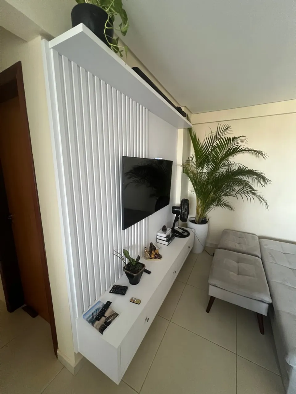 Painel de TV com ripas e rack embutido