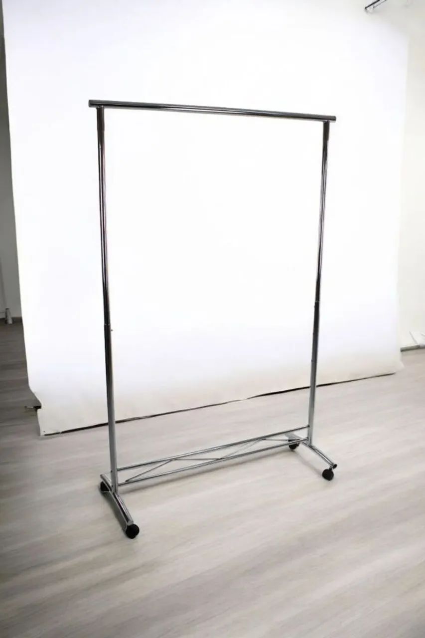 Arara de roupas de chão cromada 