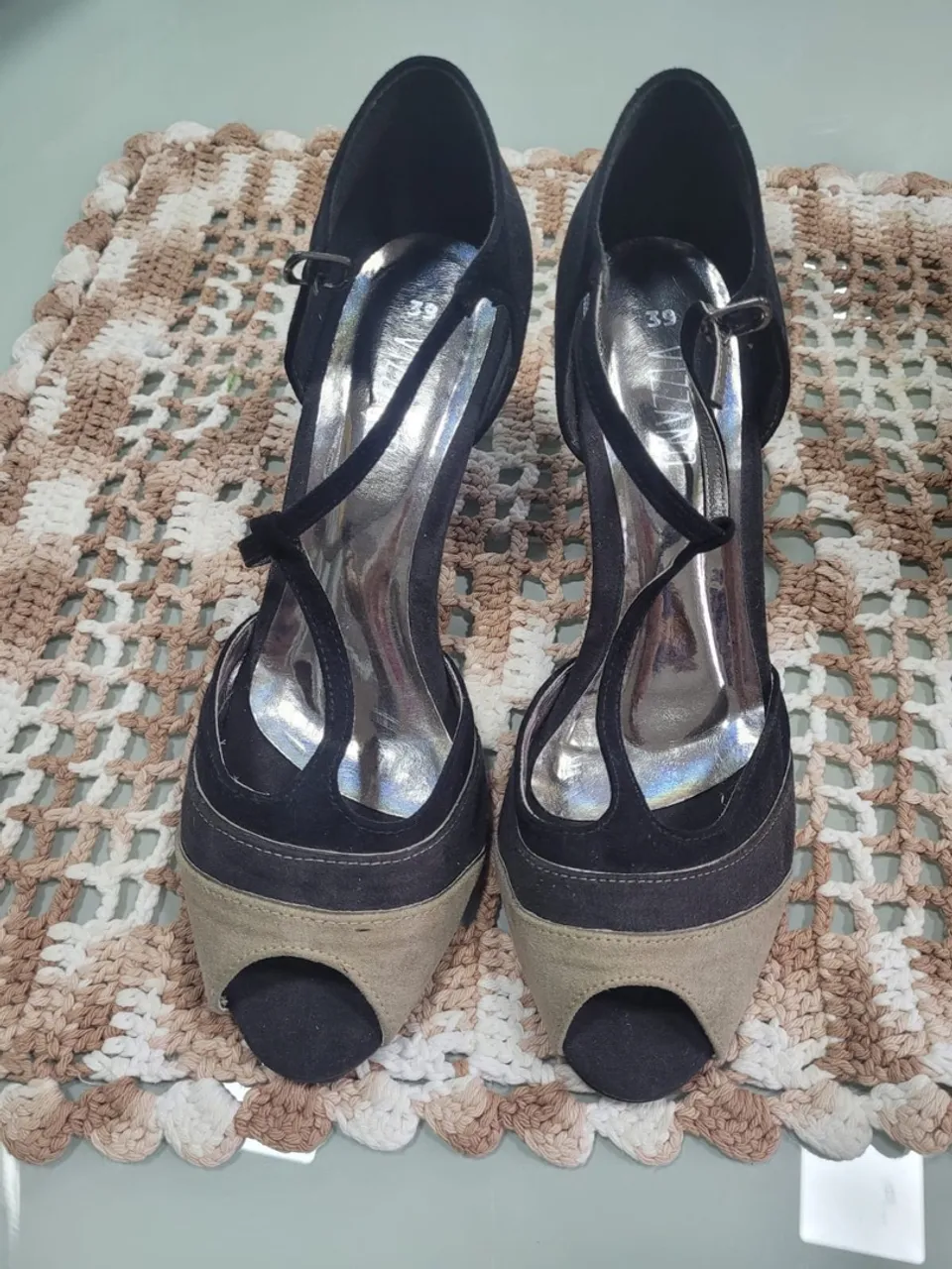 Sandália Salto Alto Preta e Bege - Elegância nos seus pés!