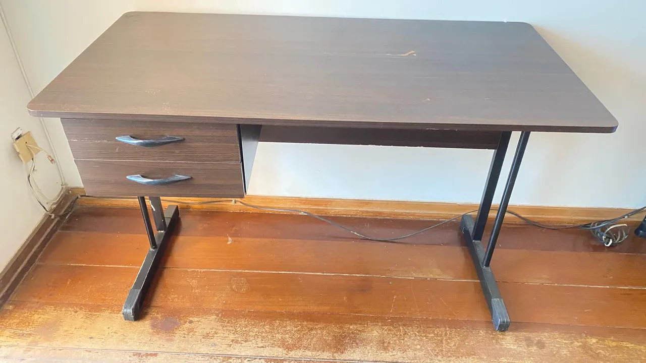 Mesa de Escritório Clássica com Gavetas