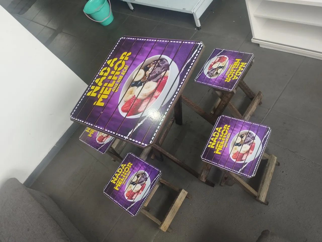 Conjunto de mesa e 4 banquetas com tema de açaí - Foto 4