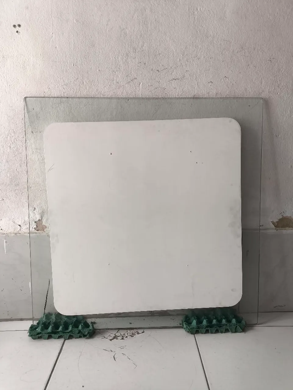 Mesa de vidro com base branca