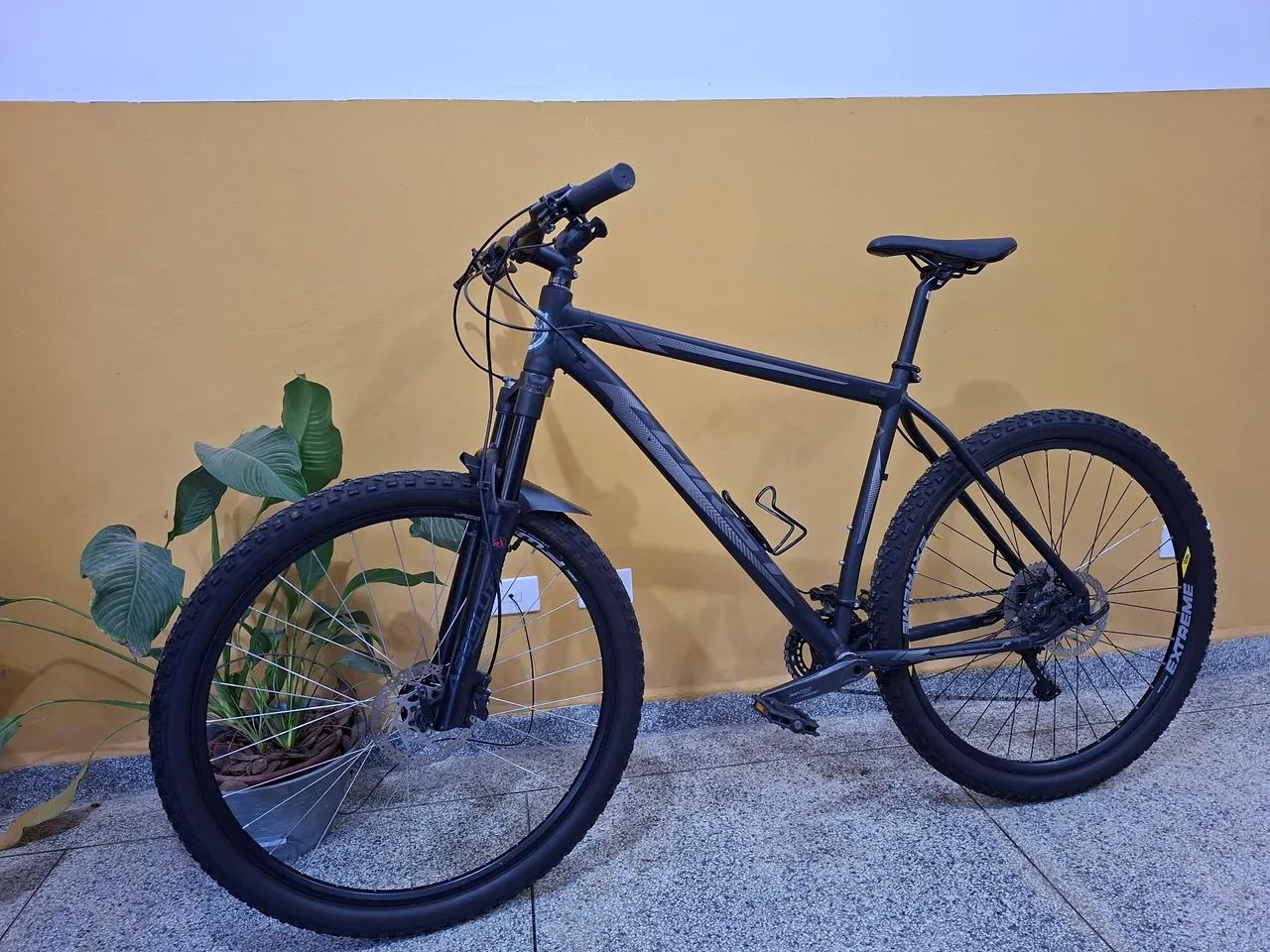 Bike MTB First (tam. XL - 21) Shimano Deore 20v Suspensão à Ar