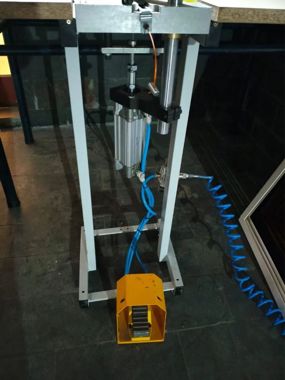 Grampeadeira Pneumática para Molduras pouquíssimo uso - Foto 2
