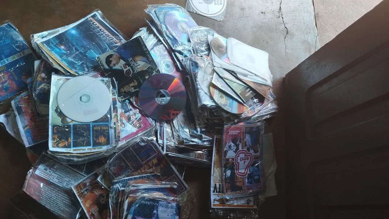 DVDS antigos para doação pra quem faz artesanato  - Foto 2