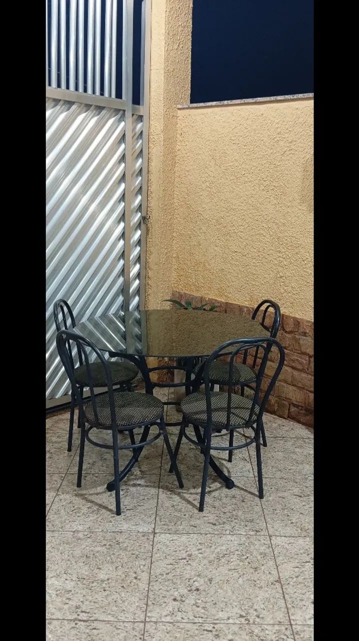 Vendo uma mesa com 4 cadeiras 