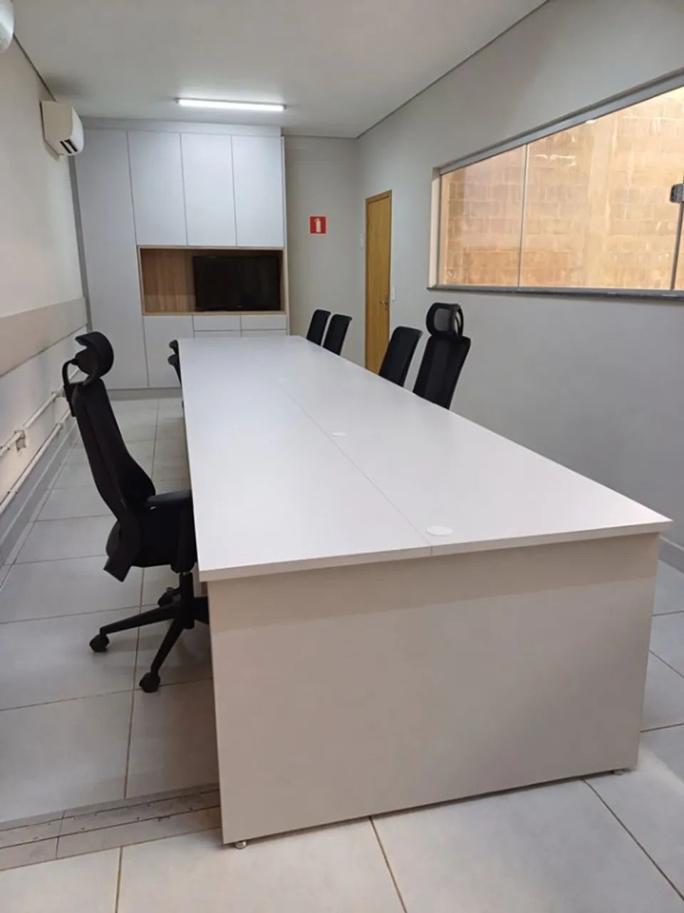 Mesa de escritório com 8 estações de trabalho