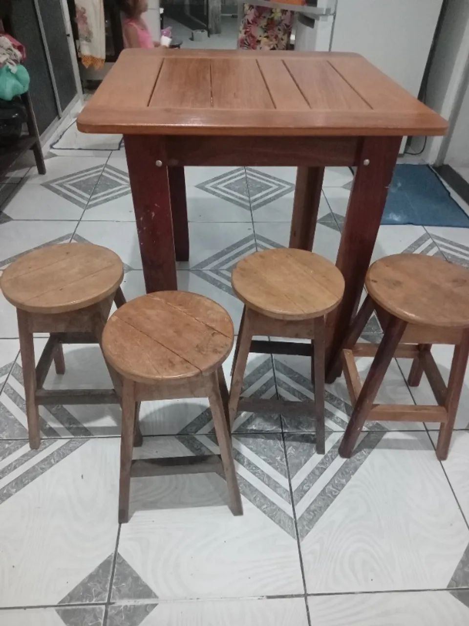 Mesa de madeira  com 4 bancos  - Foto 2
