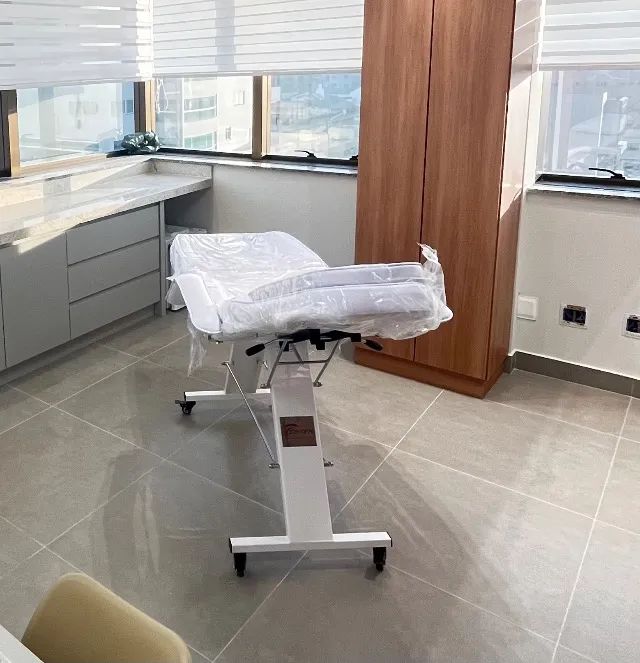 Maca Poltrona com Rodinhas - Branca ESTEK - com gavetas Semi Nova - Foto 3