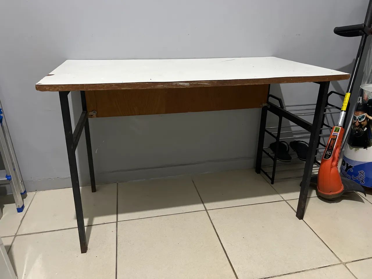 Mesa em madeira c/ base de ferro