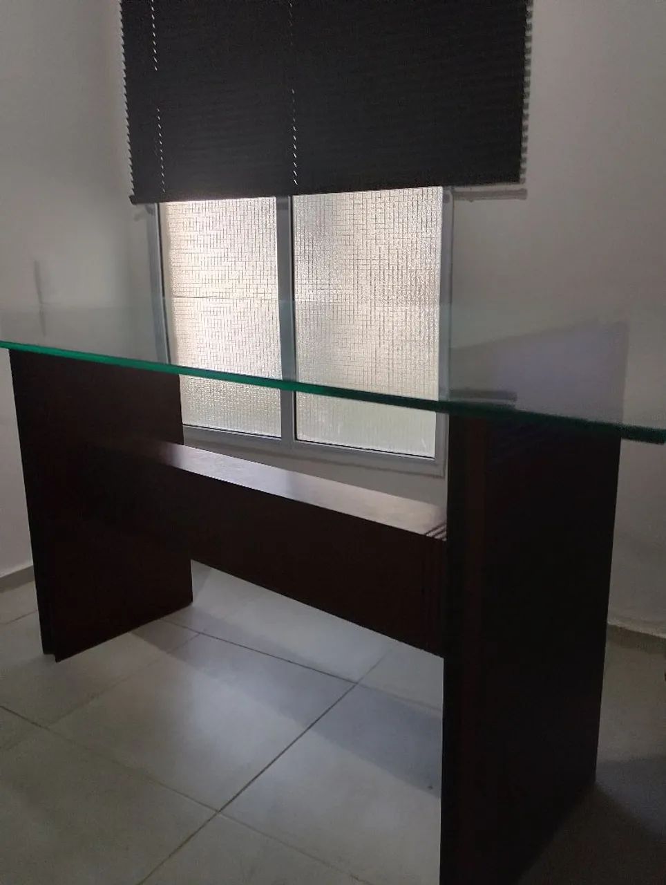 Vendo mesa madeira boa com tampo de vidro,com 4 cadeiras .