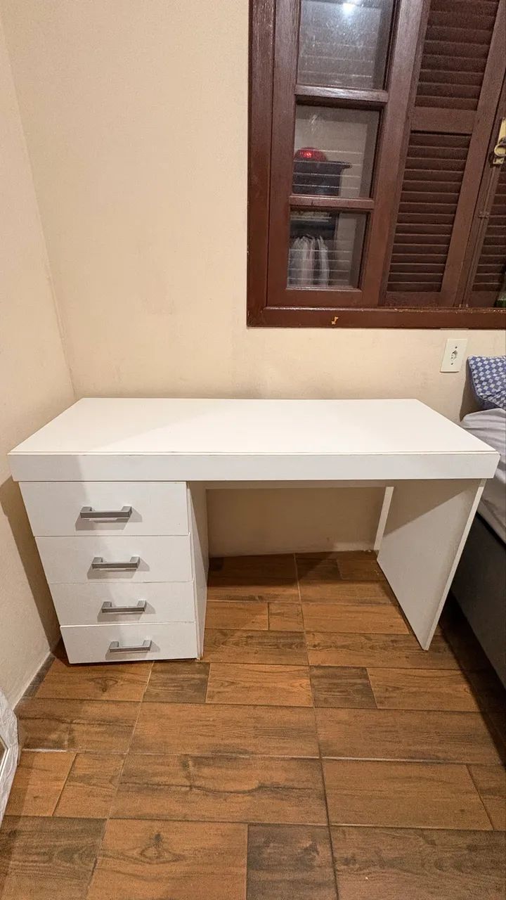 mesa escrivaninha 4 gavetas, em bom estado!