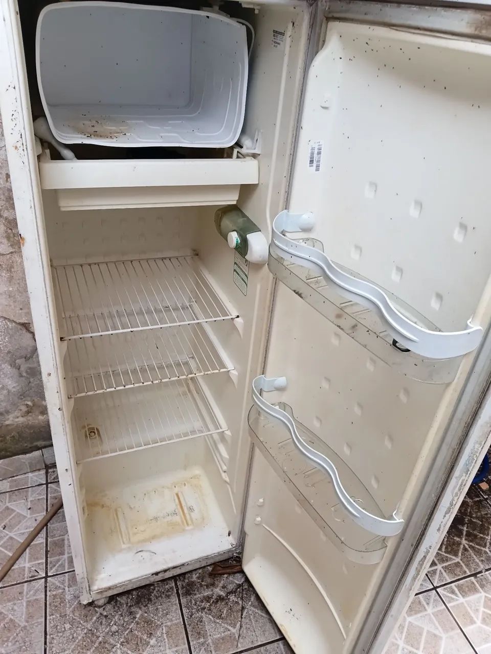 VENDO GELADEIRA COM DEFEITO.