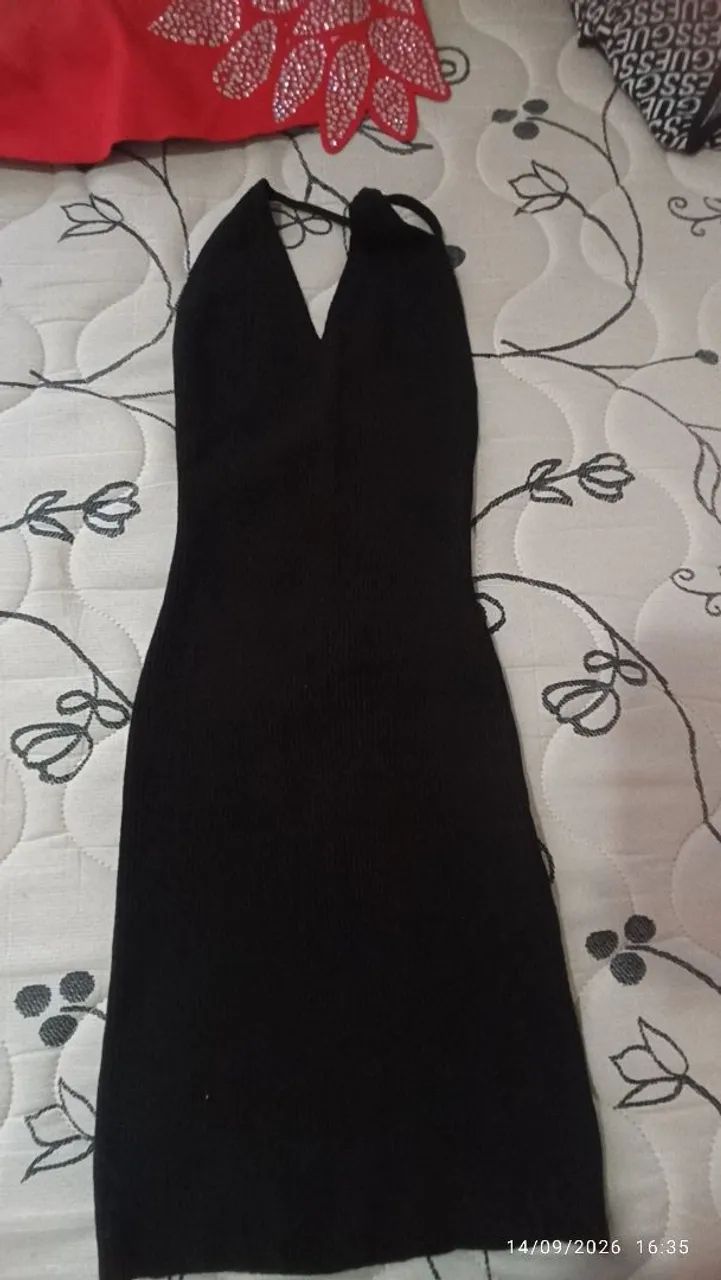 Vestido preto costa nua