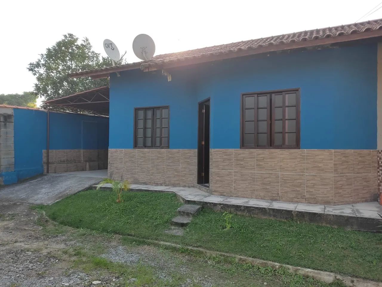 Vendo casa em condomínio fechado.