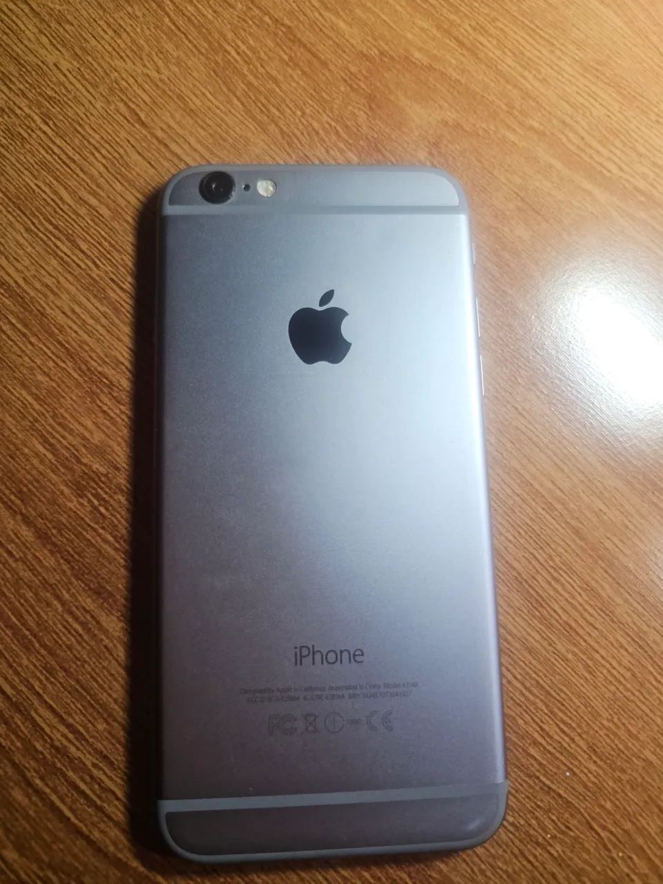um iPhone 6 ou um modelo  iPhone da Apple