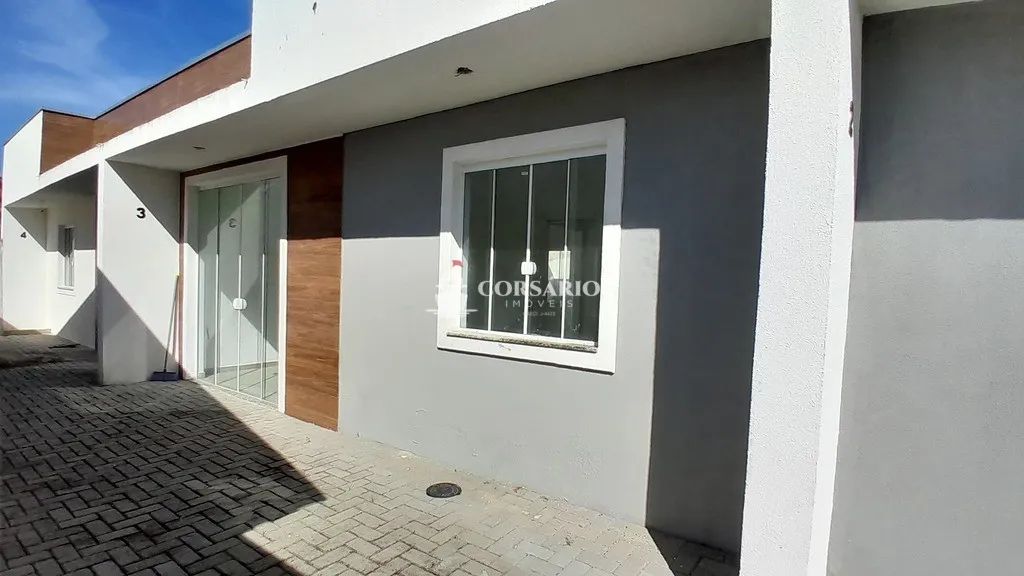 Casas geminadas próximas ao mar