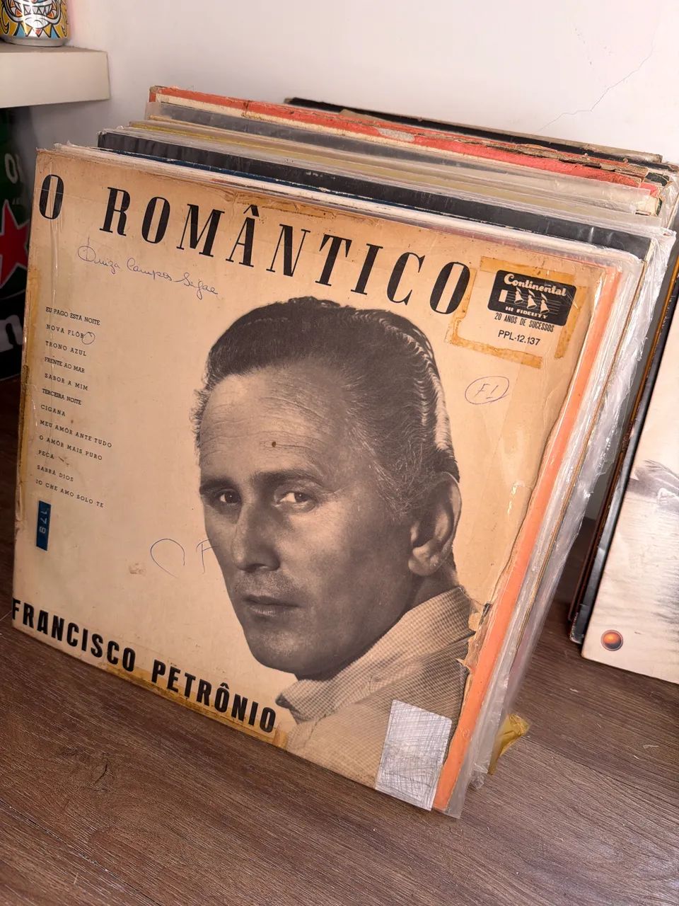 Caixa com mais de 100 LPs de vinil antigos variados - Foto 3