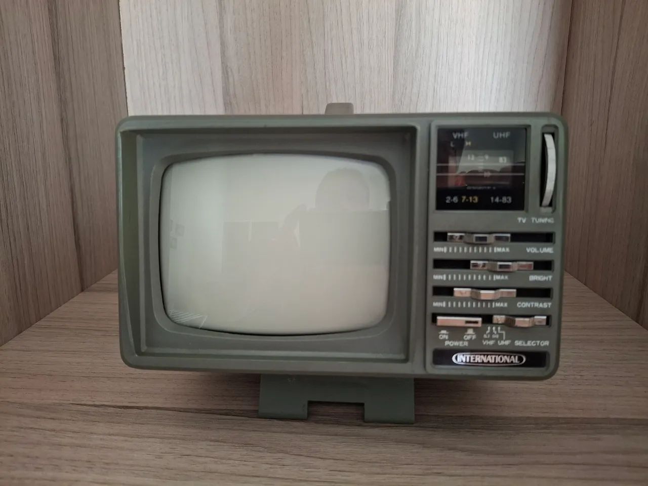 TV PORTÁTIL DE TUBO 5" POLEGADAS PRETO E BRANCO C/ RÁDIO AM/FM. (RARIDADE)<br>