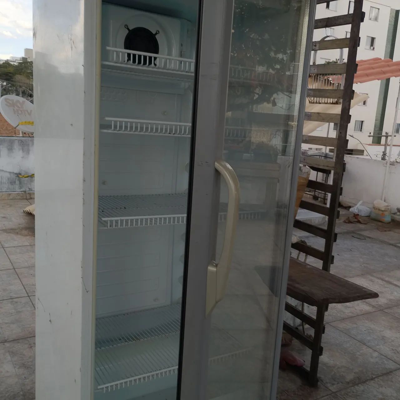 warena出品 Expositor 300 litros ,marca Venax . Medindo 059x0,59 x172