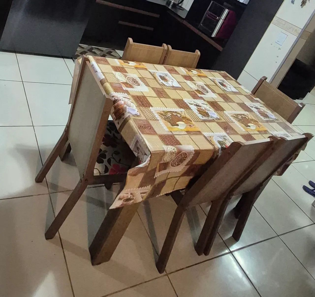 Mesa com 6 cadeiras em perfeito estado 