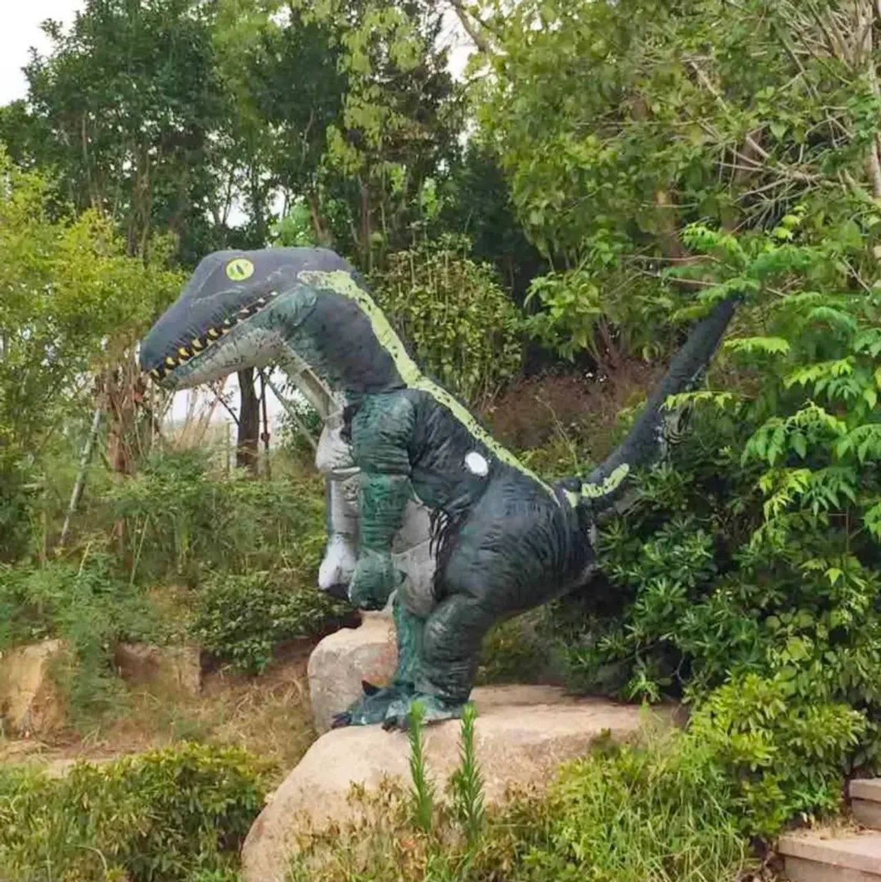 Fantasia Inflável Dinossauro Velociraptor Blue - Jurassic World