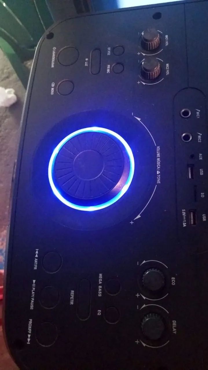 Caixa de som potente semi nova