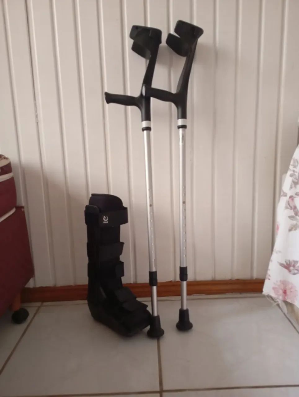 Vendo par de muletas e bota ortopédica 