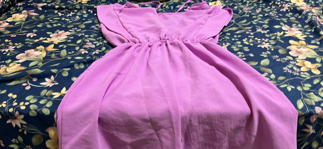 Vestido Curto Lilás / Orquídea - Decote V e Elástico na Cintura - Foto 3