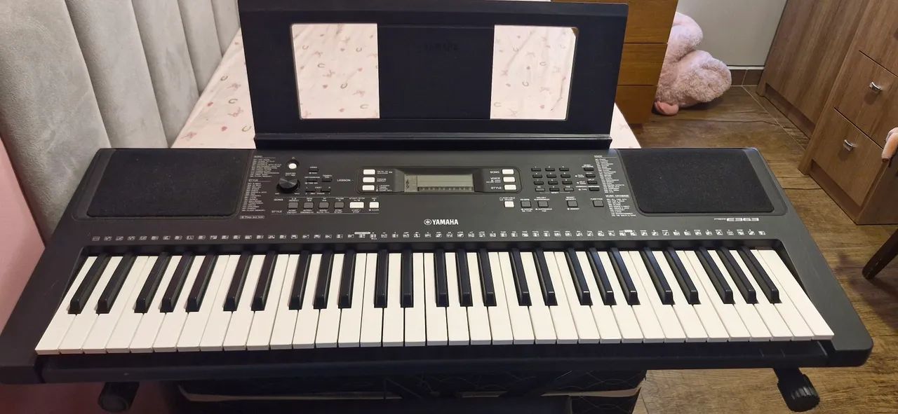 Teclado Yamaha Psr-e363, com suporte e banco, em bom estado